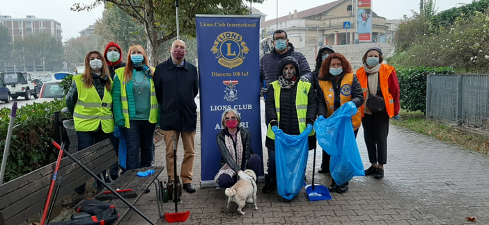 Il Lions Club Alfieri di Asti, contribuisce alla pulizia di piazza Campo del Palio