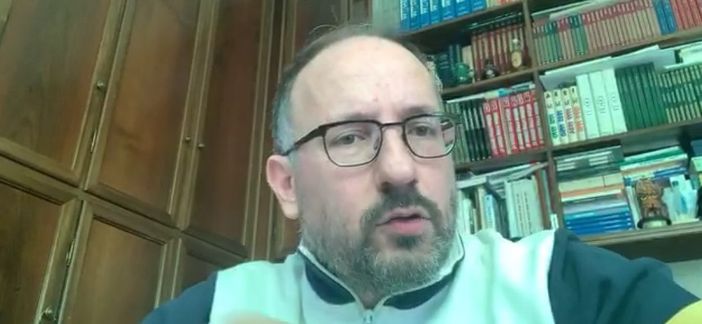 Il sindaco durante la diretta Il sindaco durante la diretta