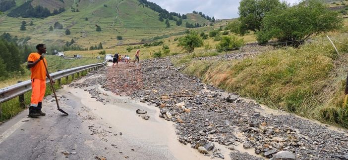 Una delle frane verificatesi ieri al Colle della Maddalena