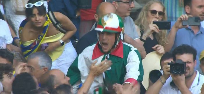 Giovanni Atzeni vince il Palio di Siena