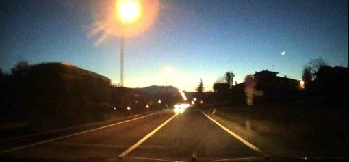 Un fotogramma del video - mandatoci dal nostro lettore Nicola Garzero - che immortala la meteora