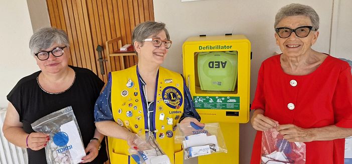 La consegna di tre coppie di occhiali per adulti e due paia per minori da parte di Loredana Neretti alla Dott.ssa Anna Paola Fea direttore dell'Ambulatorio e Angela Bosio responsabile della segreteria