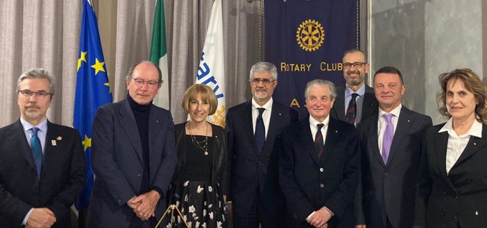 I sei nuovi soci del Rotary astigiano con il presidente del club, Luigi Florio e l’assistente del governatore,