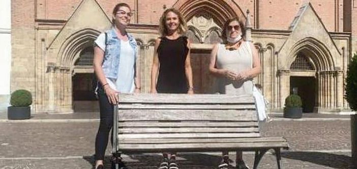 Gli assessori Pietragalla, Morra e Cotto di fronte ad una delle panchine che verranno restaurate Gli assessori Pietragalla, Morra e Cotto di fronte ad una delle panchine che verranno restaurate