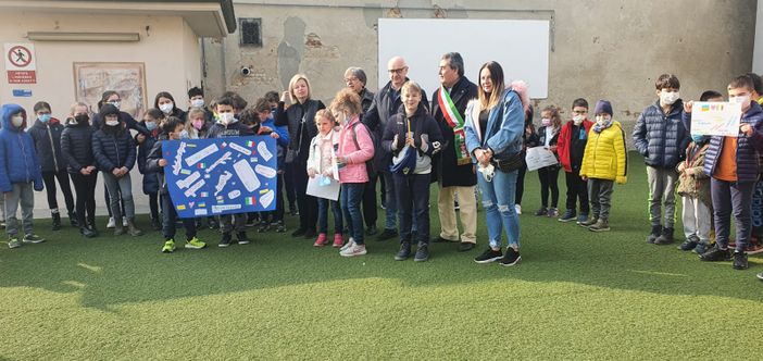 La festa di accoglienza a scuola alla presenza di volontari e dei sondaci