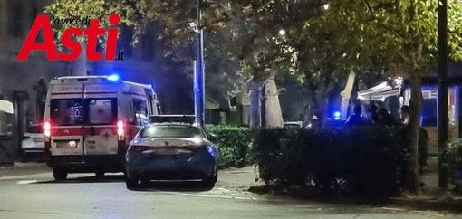 Forze dell'ordine impegnate a seguito della violenta lite verificatasi sabato notte nei pressi di uno dei chioschi di corso alla Vittoria. A fine articolo altre immagini relative queste strutture e i commenti pubblicati su Facebook da Luigi Giacomini e Sergio Ebarnabo Forze dell'ordine impegnate a seguito della violenta lite verificatasi sabato notte nei pressi di uno dei chioschi di corso alla Vittoria. A fine articolo altre immagini relative queste strutture e i commenti pubblicati su Facebook da Luigi Giacomini e Sergio Ebarnabo