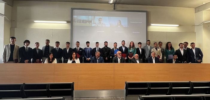 Foto di gruppo per 25 dei 50 neo laureati, i restanti nell'immagine a fine articolo Foto di gruppo per 25 dei 50 neo laureati, i restanti nell'immagine a fine articolo