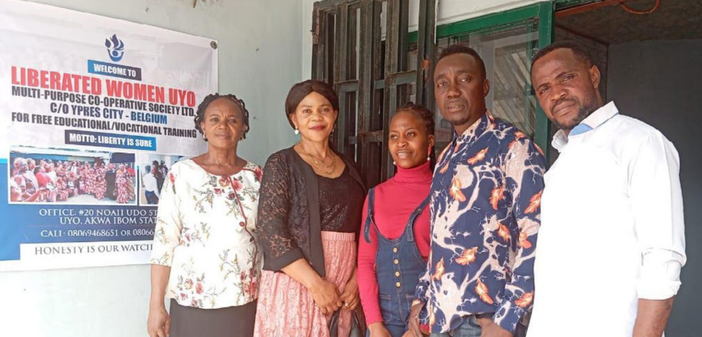 Lo staff e la sede di The Liberated Women nella città di Uyo Lo staff e la sede di The Liberated Women nella città di Uyo