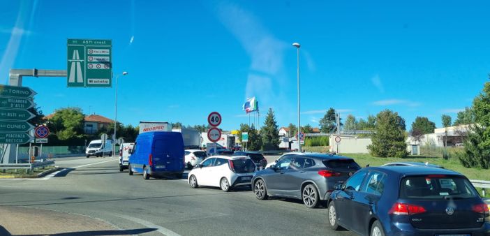Mezzi in coda nei pressi del casello autostradale di Asti Ovest Mezzi in coda nei pressi del casello autostradale di Asti Ovest