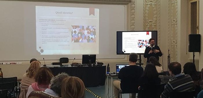 A lezione di "linguaggio di genere e diversità a scuola" con Dario Accolla A lezione di "linguaggio di genere e diversità a scuola" con Dario Accolla