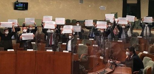 Gioco d'azzardo, iniziata in aula la discussione della nuova legge. Ostruzionismo a oltranza e proteste delle opposizioni Gioco d'azzardo, iniziata in aula la discussione della nuova legge. Ostruzionismo a oltranza e proteste delle opposizioni