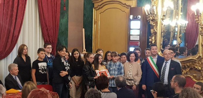 A San Damiano le classi terza A e B della scuola media vincono il premio "PiazzAlfieri" A San Damiano le classi terza A e B della scuola media vincono il premio "PiazzAlfieri"