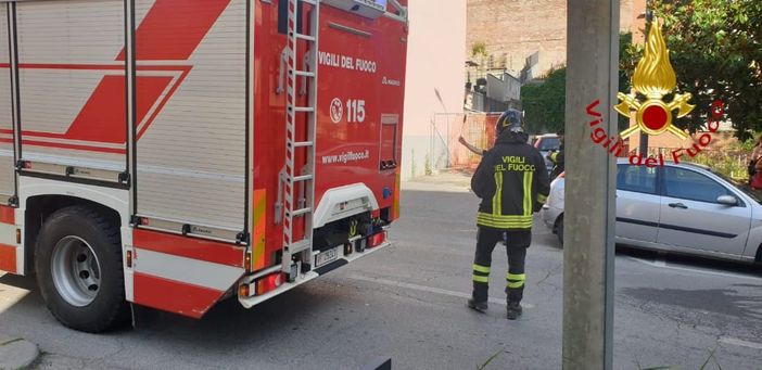 Asti: principio di incendio auto in Viale Partigiani. Intervengono i vigili del fuoco