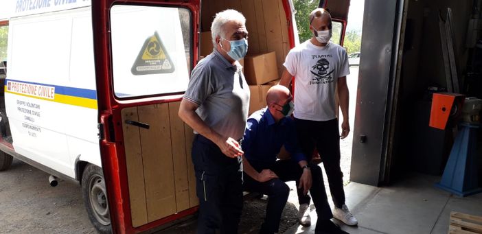 La consegna delle borse spesa da parte della Protezione civie canellese