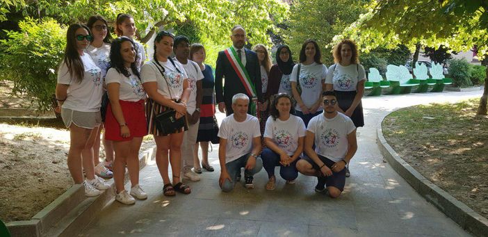 Il sindaco Rasero ritratto con alcuni giovani impegnati nel Servizio Civile Il sindaco Rasero ritratto con alcuni giovani impegnati nel Servizio Civile