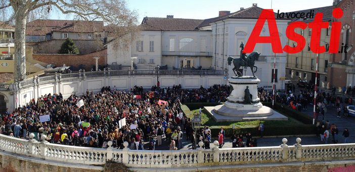 Ci siamo rotti i polmoni: dagli studenti di Asti un grido per salvare il pianeta (FOTO E VIDEO)