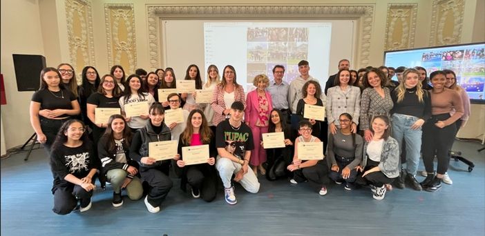 Gli studenti coinvolti con la dirigente scolastica Stella Perrone Gli studenti coinvolti con la dirigente scolastica Stella Perrone