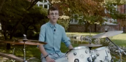 Un frame del video 'Non vedo l'ora di abbracciarti'