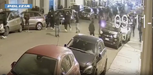 Un fermoimmagine relativo gli scontri tra ultras Un fermoimmagine relativo gli scontri tra ultras