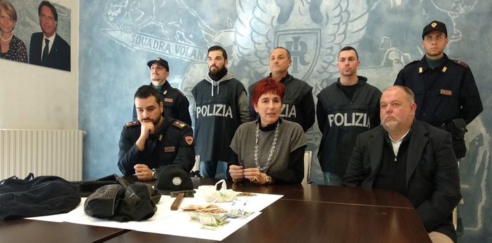 La dottoressa Faranda Cordella con il capo delle Volanti Domenico Papa (alla sua destra) e l'ispettore Marco Primavera. La dottoressa Faranda Cordella con il capo delle Volanti Domenico Papa (alla sua destra) e l'ispettore Marco Primavera.