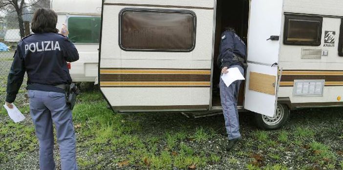 Cinque nomadi, tra cui due minorenni, denunciati per furto aggravato Cinque nomadi, tra cui due minorenni, denunciati per furto aggravato