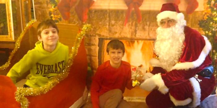 Babbo Natale con aiutanti e slitta in allestimento