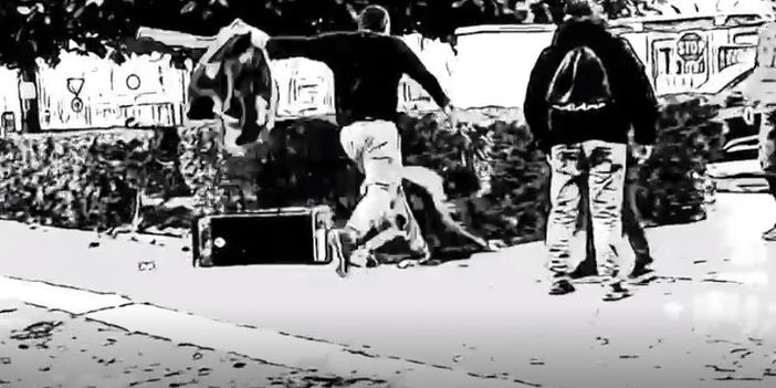 Nel fermo immagine, il momento in cui uno dei soggetti coinvolti nella violenta lite sta sferrando un calcio in pieno stomaco all'avversario riverso a terra