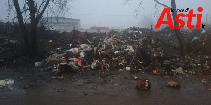 Quel che resta di rifiuti abbandonati dopo uno dei molti roghi appiccati al campo nomadi di via Guerra