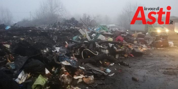 Immagine d'archivio di uno dei numerosi incendi al campo nomadi Immagine d'archivio di uno dei numerosi incendi al campo nomadi