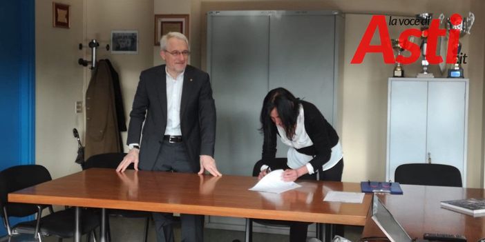 La firma tra il preside Calcagno e la dottoressa Modonese