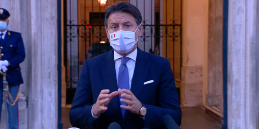Obbligo mascherina, Conte: "Raccomandazione ai cittadini, in famiglia e se riceviamo amici rispettiamo la distanza" Obbligo mascherina, Conte: "Raccomandazione ai cittadini, in famiglia e se riceviamo amici rispettiamo la distanza"