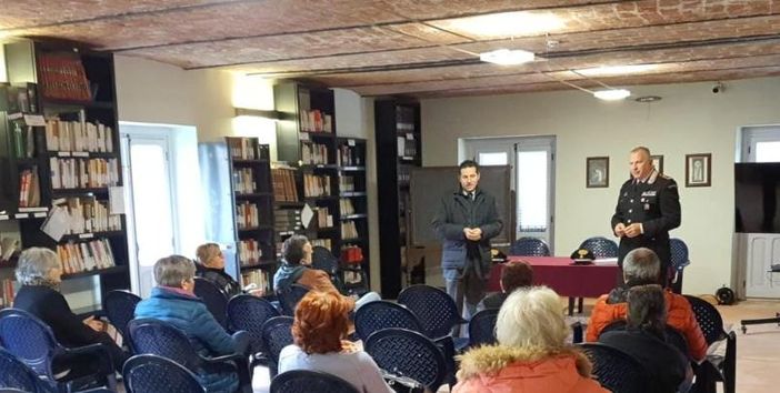 Anche a Castelnuovo Belbo gli incontri tra l'Arma dei carabinieri e i cittadini, contro le truffe Anche a Castelnuovo Belbo gli incontri tra l'Arma dei carabinieri e i cittadini, contro le truffe