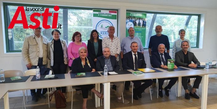 Il candidato sindaco Borio (seduto, terzo da sinistra) attorniato dai candidati consiglieri della sua lista civica