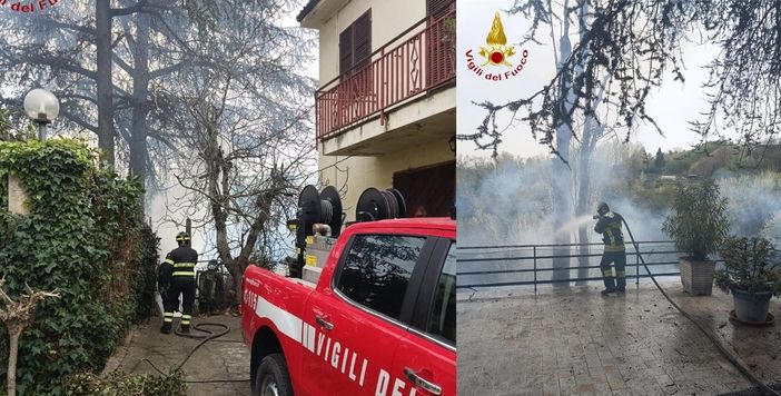 Ancora un incendio sterpaglie nel pomeriggio. Le fiamme lambiscono un'abitazione