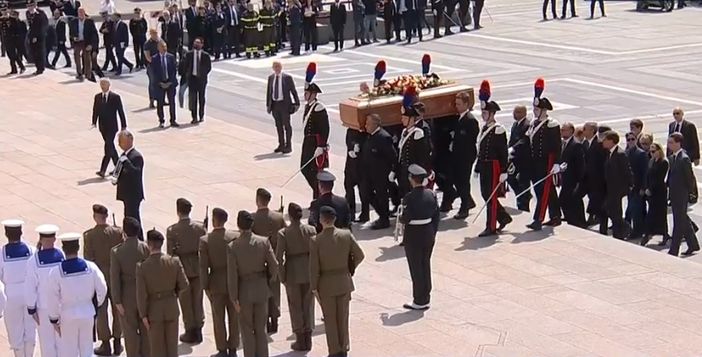 In corso i funerali di Berlusconi: il lutto nazionale divide anche ad Asti In corso i funerali di Berlusconi: il lutto nazionale divide anche ad Asti