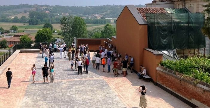 Un'immagine estiva di piazza delle Donne