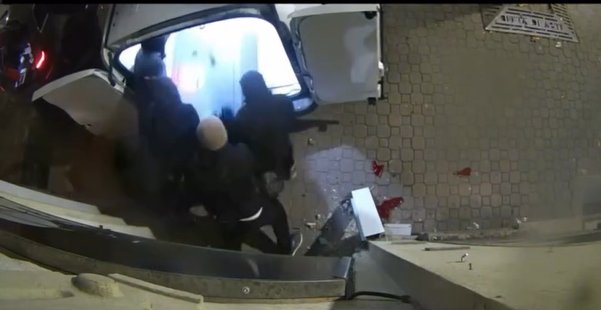 "Così ci hanno svuotato la gioielleria in 4 minuti": sui social il video della 'spaccata' [VIDEO]