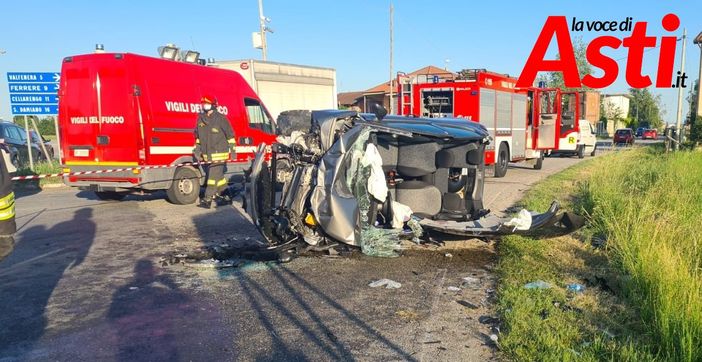 Villanova d’Asti, auto ribaltata dopo un incidente all’incrocio per Valfenera Villanova d’Asti, auto ribaltata dopo un incidente all’incrocio per Valfenera