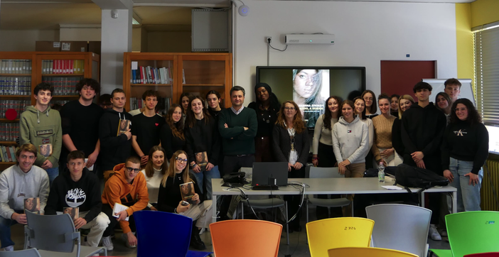 Due madri, due culture e un’identità da trovare, parla la scrittrice Efionayi Due madri, due culture e un’identità da trovare, parla la scrittrice Efionayi