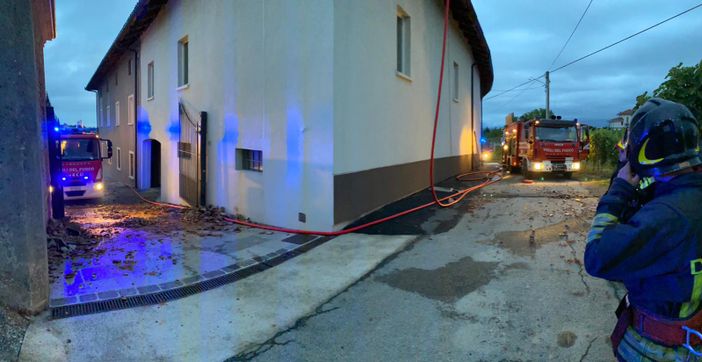 Impegnati fino alle due di notte i vigili del fuoco per fronteggiare il violento incendio a Costigliole d'Asti [FOTO E VIDEO]