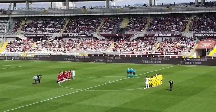 I giocatori raccolti a centrocampo per il minuto di silenzio I giocatori raccolti a centrocampo per il minuto di silenzio