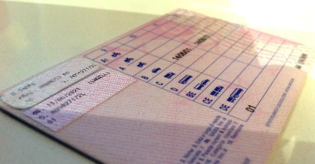 Guidava con una patente contraffatta: controllata e denunciata davanti alla scuola dei figli Guidava con una patente contraffatta: controllata e denunciata davanti alla scuola dei figli