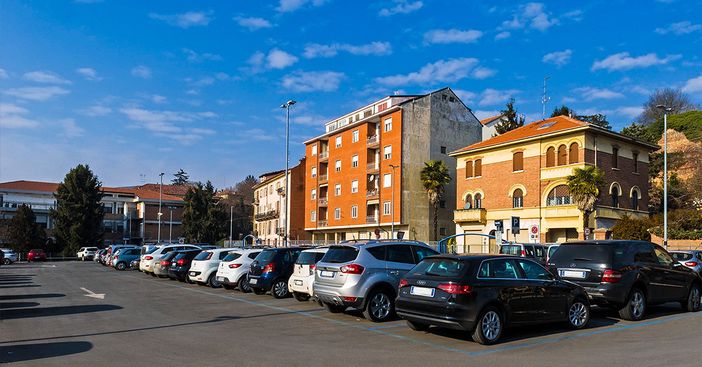 &quot;Pago un abbonamento e tutti i giorni fatico a uscire con la macchina&quot;. Lo sfogo di una lettrice sui parcheggi &quot;selvaggi&quot; in orario di fine scuola