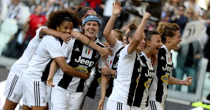 Le atlete bianconere in festa dopo lo scudetto Le atlete bianconere in festa dopo lo scudetto