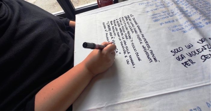 Un bambino scrive sul lenzuolo