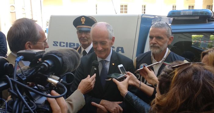 Il prefetto Gabrielli attorniato da cronisti in occasione della sua precedente visita astigiana Il prefetto Gabrielli attorniato da cronisti in occasione della sua precedente visita astigiana