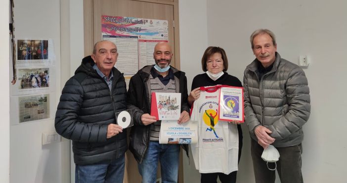 L'assessore Cotto con la delegazione di podisti ricevuti in Assessorato L'assessore Cotto con la delegazione di podisti ricevuti in Assessorato