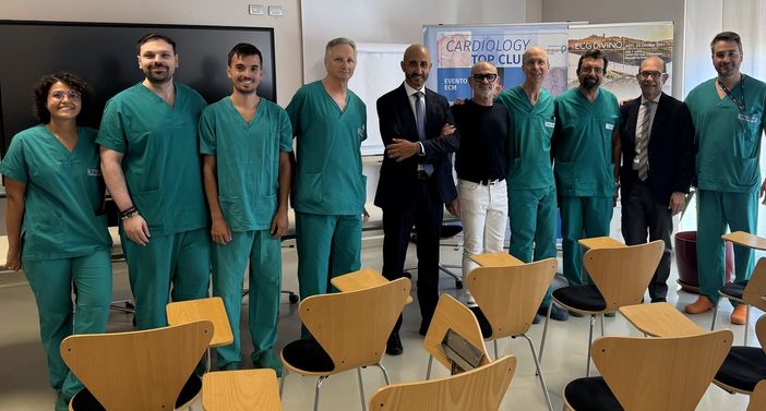Al centro, il dottor Marco Scaglione con il paziente Francesco Altieri, il primario del reparto di Anestesia e Rianimazione Alessandro Bianchi, il direttore generale dell’Asl AT Giovanni Gorgoni, il direttore sanitario Andrea Fabbo e l’equipe di Cardiologia