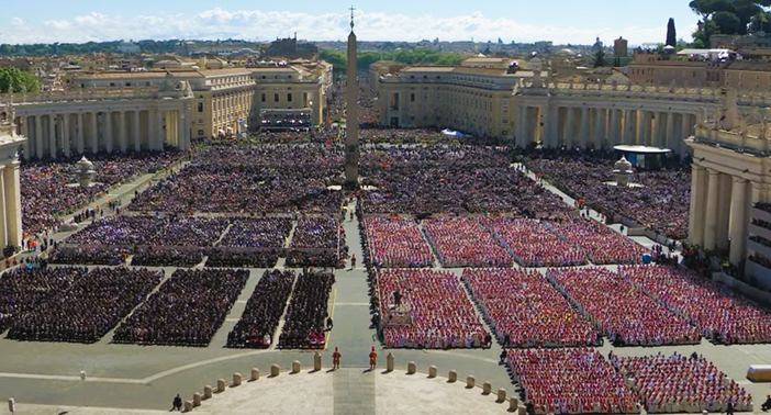 La folla oceanica presente a San Pietro alle esequie di Papa Francesco (Vatican Media)