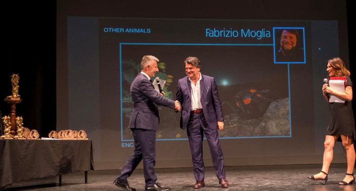 Un'immagine (tratta dalla pagina Facebook del fotografo) della premiazione di Moglia